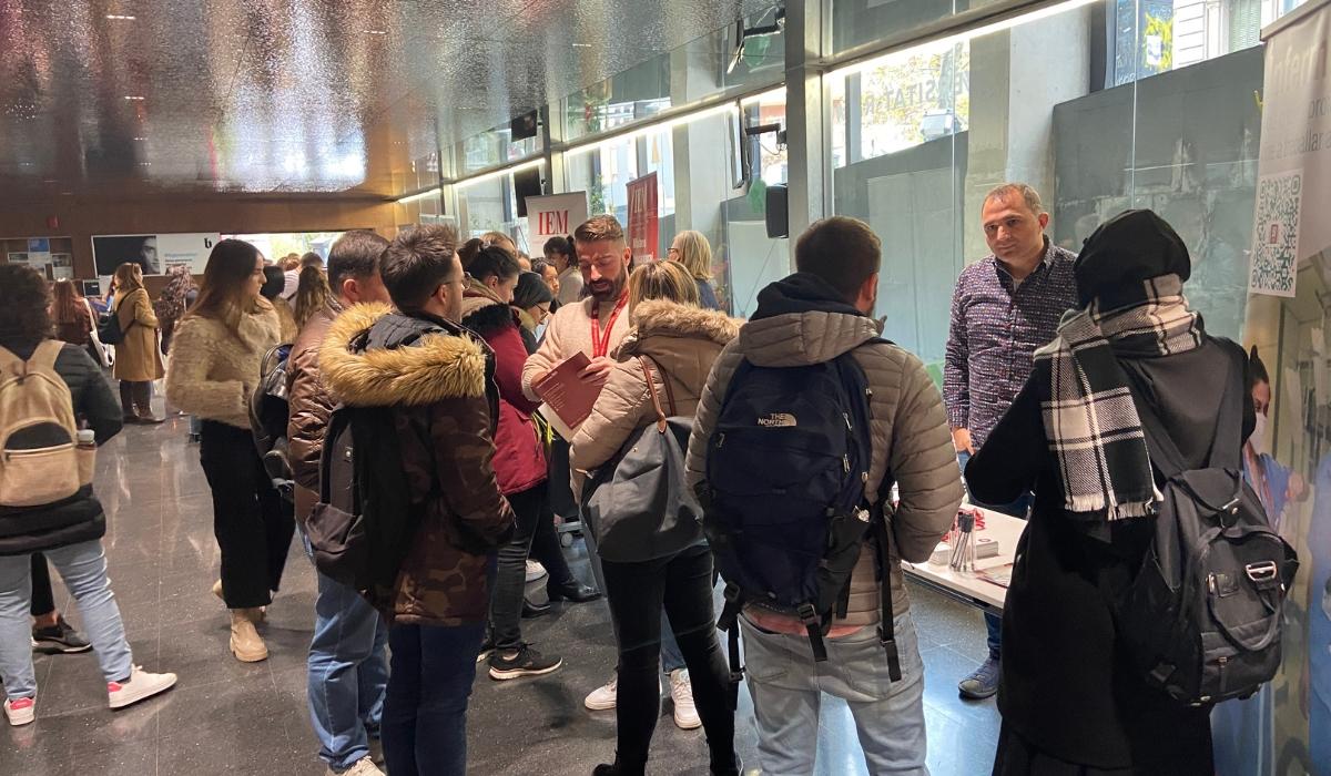 Jornada d'orientació professional amb estands d'empreses públiques i privades del sector de la salut al Hall de la Facultat de Ciències de la Salut Blanquerna-URL