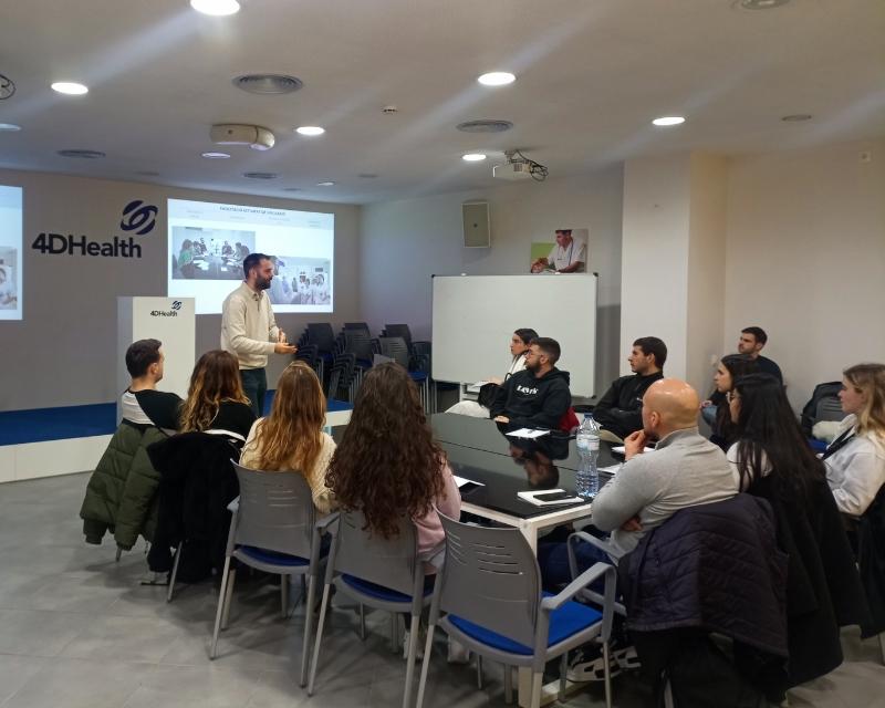 Estudiants de quart curs del grau en Nutrició Humana i Dietètica de Blanquerna al centre de simulació 4DHealth, a Igualada.