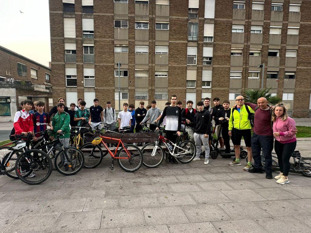 El grup de Gestió Esportiva fent una fotografia de grup durant la sortida en bicicleta