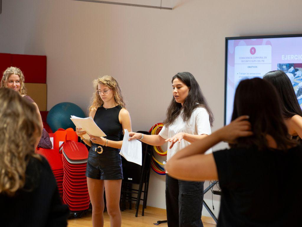 L'alumnat del grau en Logopèdia imparteix un taller de veu a l'alumnat del grau en Educació