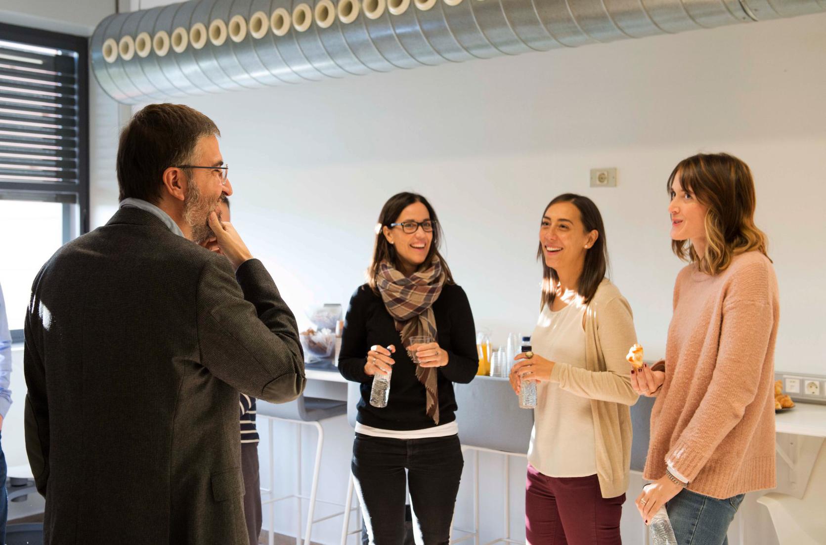 El decano Sergi Corbella desayuna con ex-alumnos de la Facultad​