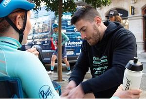 Un grup d’estudiants de Blanquerna Salut col·labora en el servei de fisioteràpia de l’equip femení de ciclisme de carretera ‘Massi-Tactic'