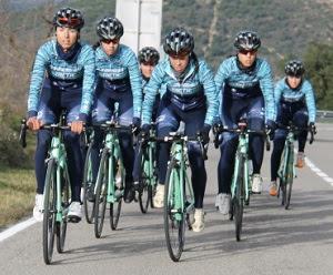 Estudiants de fisioteràpia, en el servei de fisioteràpia de l'equip femení de ciclisme de carretera ‘Massi-Tactic'