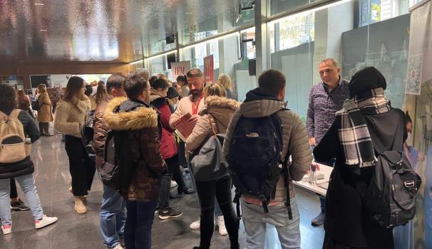 Jornada d'orientació professional amb estands d'empreses públiques i privades del sector de la salut al Hall de la Facultat de Ciències de la Salut Blanquerna-URL