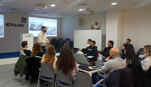 Estudiants de quart curs del grau en Nutrició Humana i Dietètica de Blanquerna al centre de simulació 4DHealth, a Igualada.