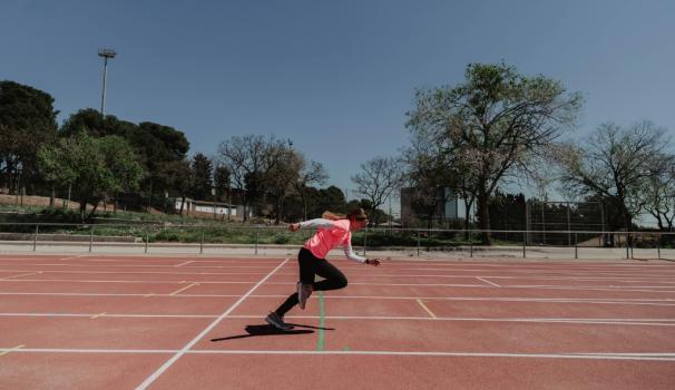 Una alumna fa esport a les instal·lacions d'Hospitalet Nord