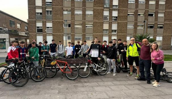 El grup de Gestió Esportiva fent una fotografia de grup durant la sortida en bicicleta