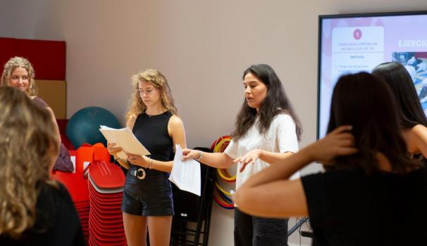 L'alumnat del grau en Logopèdia imparteix un taller de veu a l'alumnat del grau en Educació