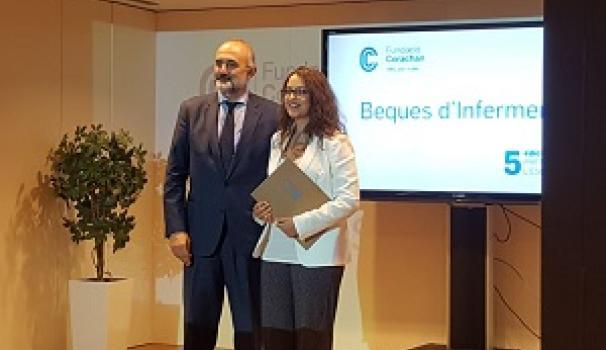 Una estudiante de Enfermería recibe una beca de la Fundación Corachan en reconocimiento de la excelencia académica