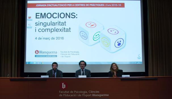 El Dr. Josep Gallifa, decano de la Facultad, el Dr. Sergi Corbella, vicedecano de la Facultad, y la Dra. Olga Herrero, coordinadora de prácticas de la Facultad