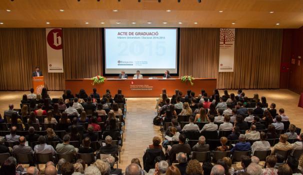 La promoció 2014/15 de màsters i doctorat es gradua a la Facultat