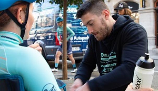 Un grup d’estudiants de Blanquerna Salut col·labora en el servei de fisioteràpia de l’equip femení de ciclisme de carretera ‘Massi-Tactic'