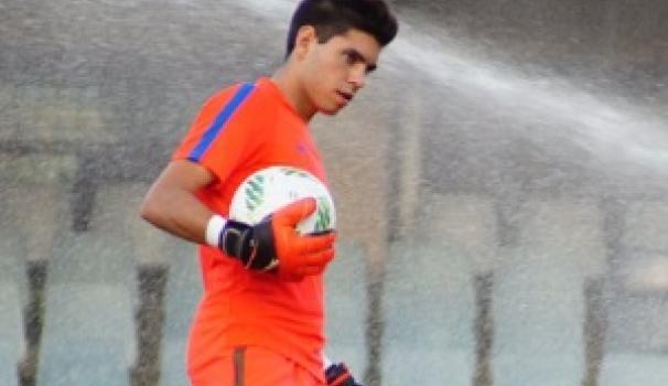 L'estudiant Sergi Puig, porter del juvenil, s'entrena amb el 1r equip del Barça