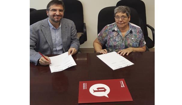 Sergi Corbella y Montserrat Espinalt firmando convenio