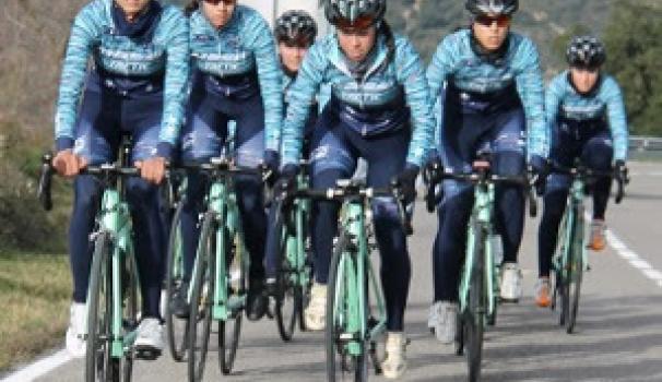 Estudiants de fisioteràpia, en el servei de fisioteràpia de l'equip femení de ciclisme de carretera ‘Massi-Tactic'