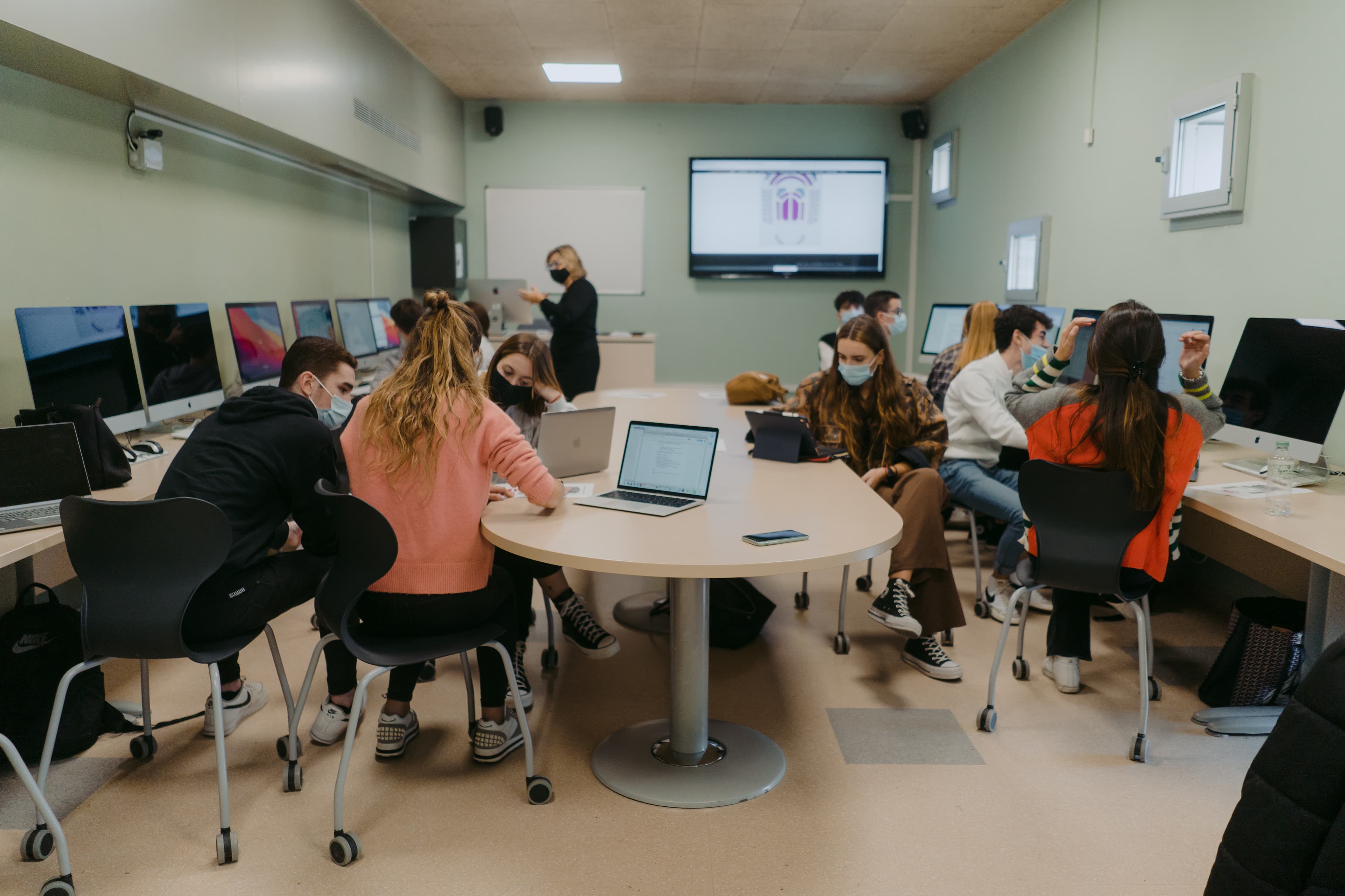 Alumnes FCRI, seminari taula rodona