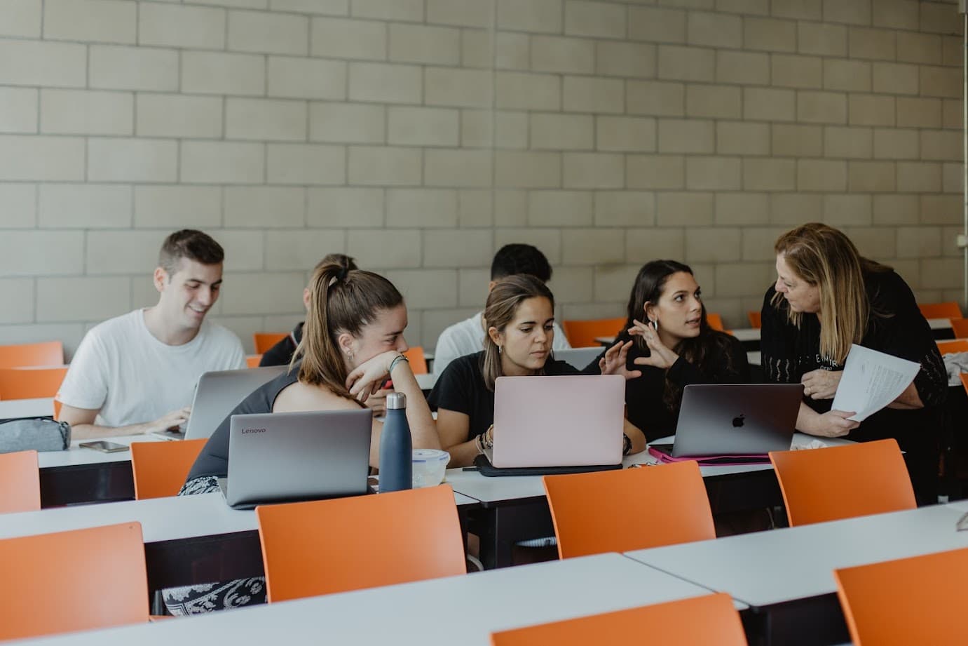 Grup d'alumnes amb professora a la FCS