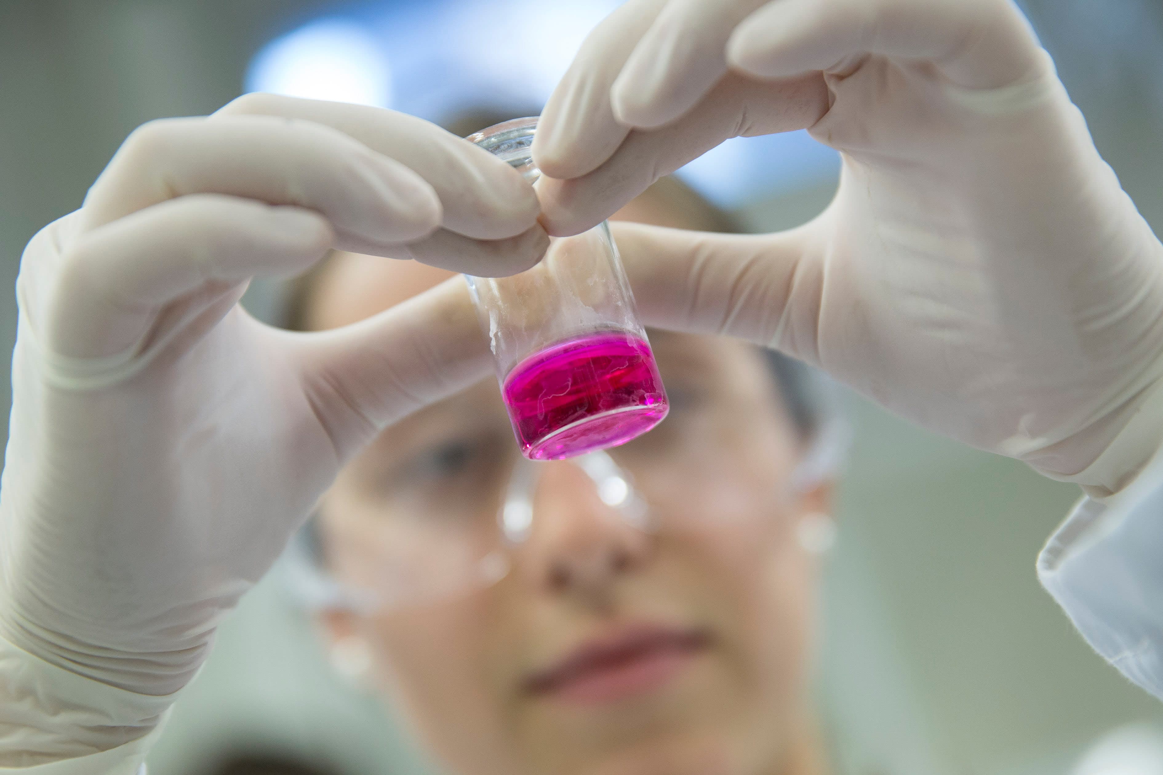 alumna al laboratori