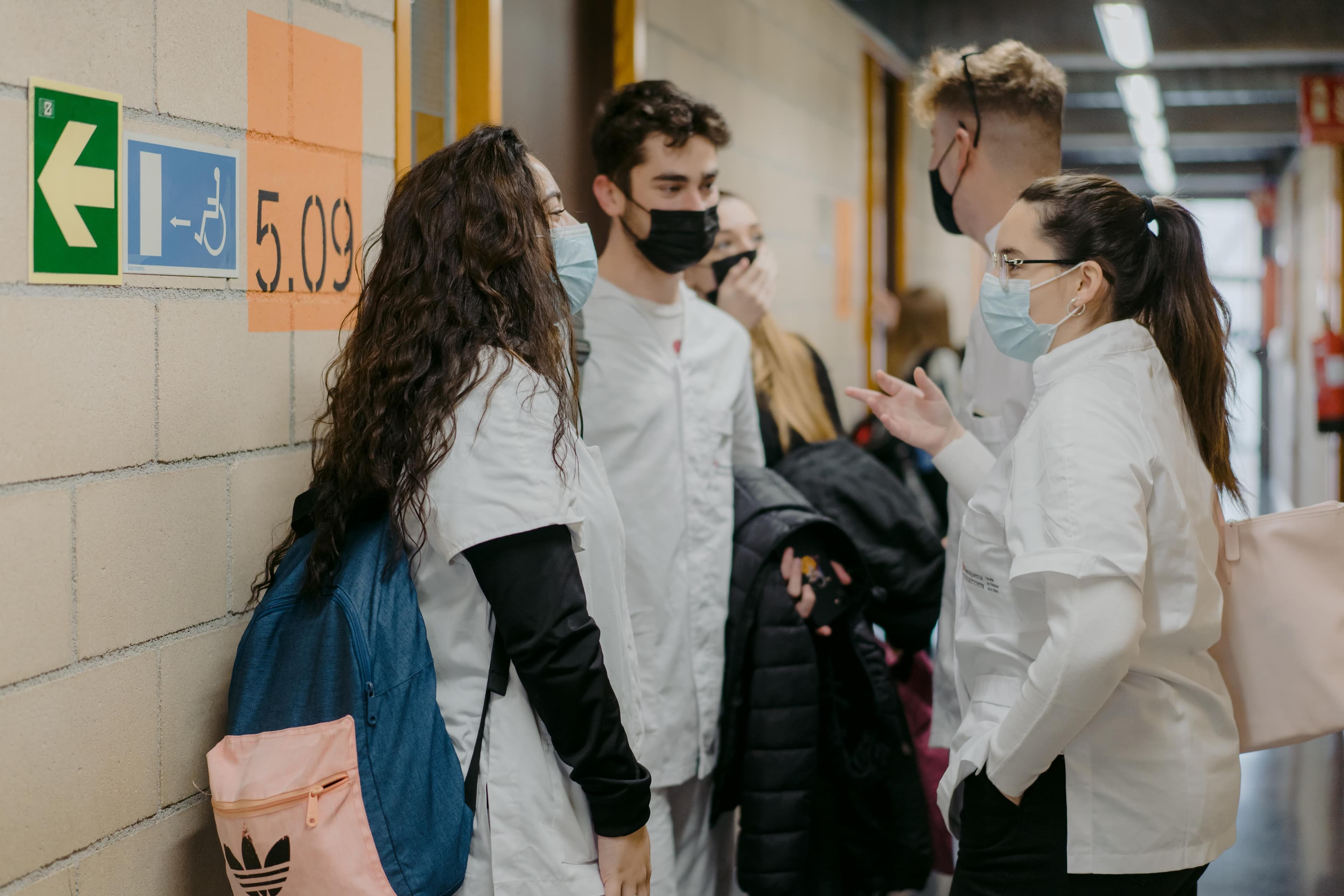 alumnes al passadís de la FCS