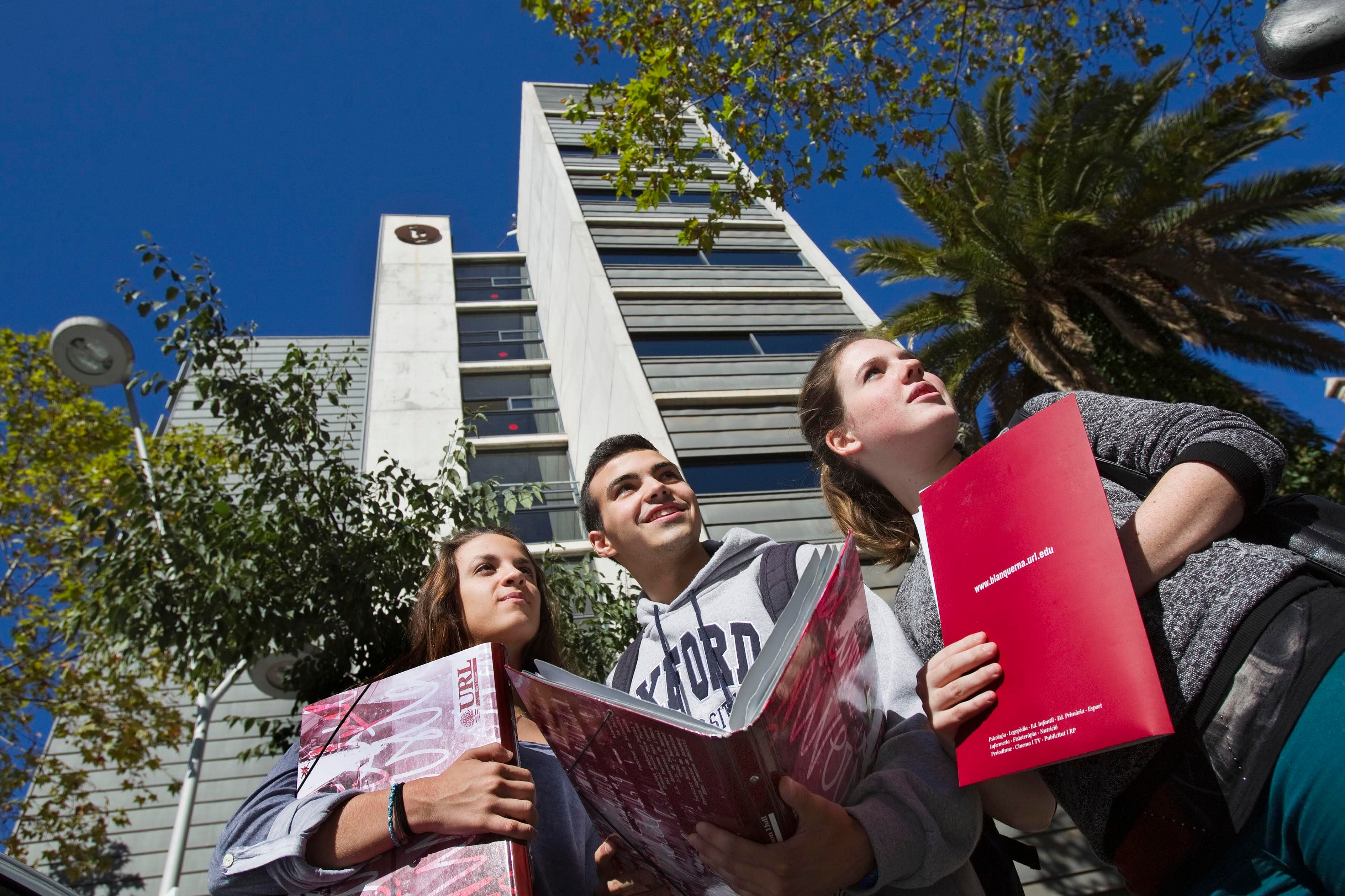 Estudiants davant l'edifici de FCS
