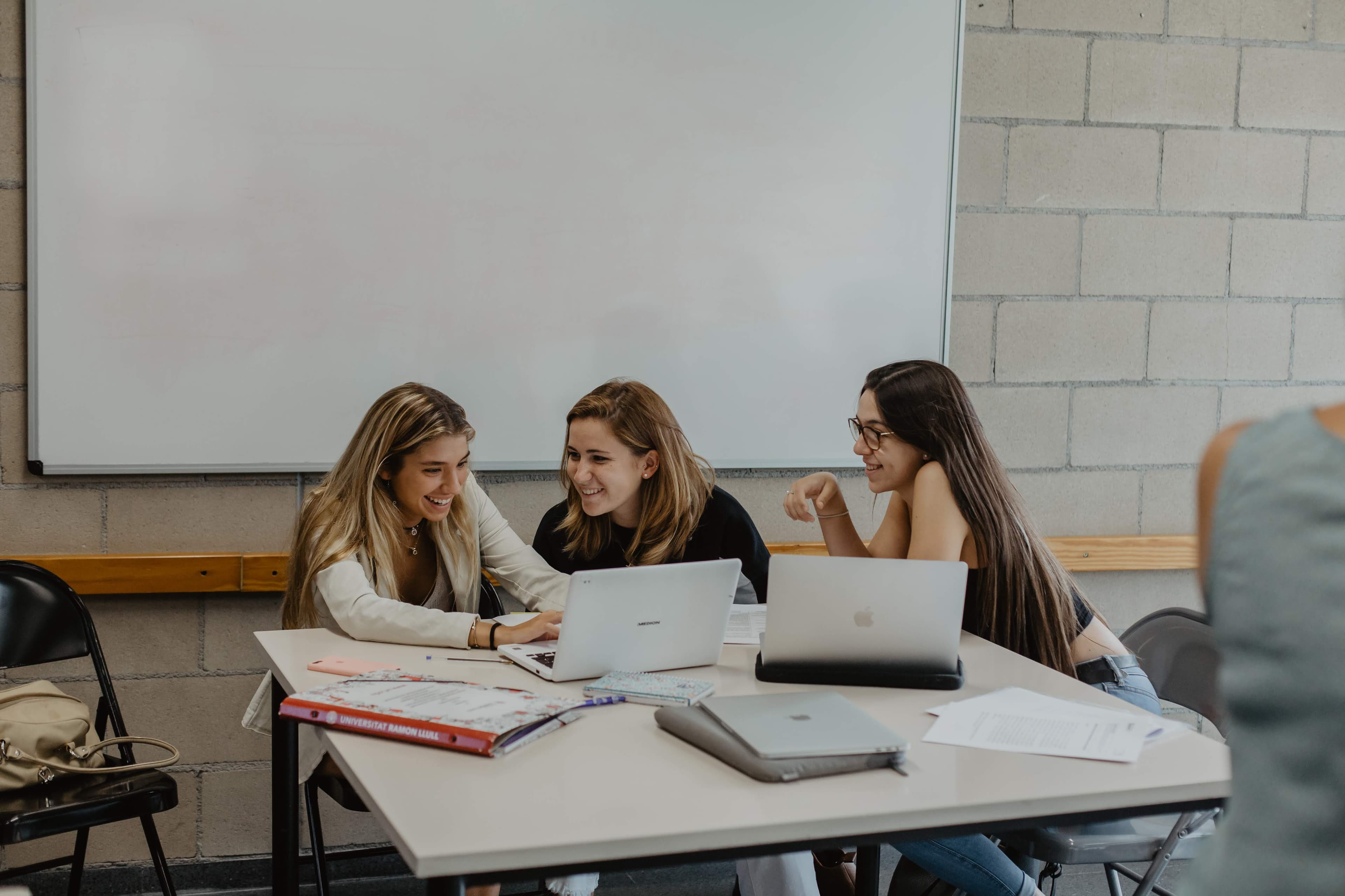 alumnes en grup a classe FCS