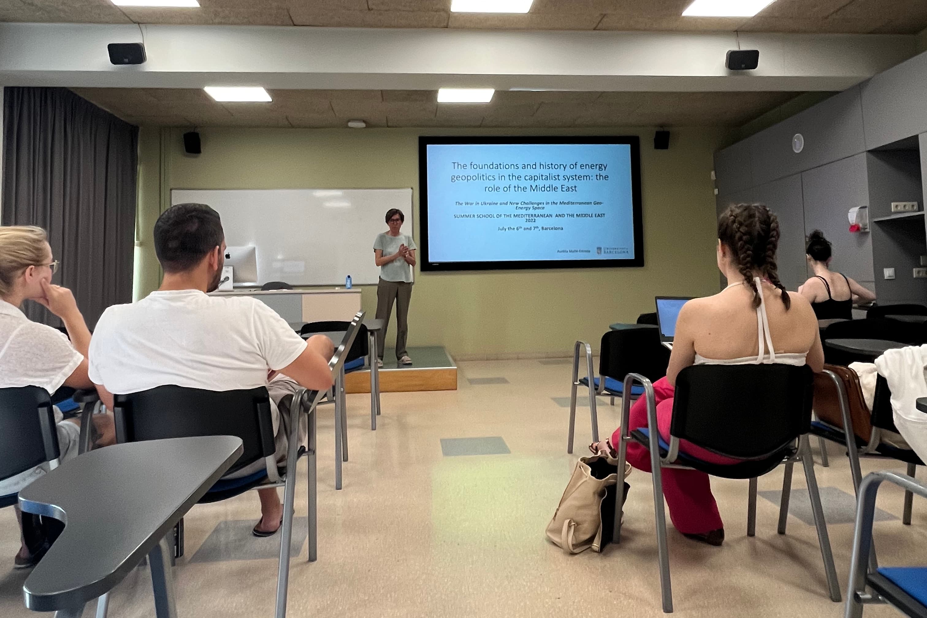 El curs "The War in Ukraine and New Challenges in the Mediterranean Geo-Energy Space" portal a terme per Aurelia Mané a la rostra Facultat.