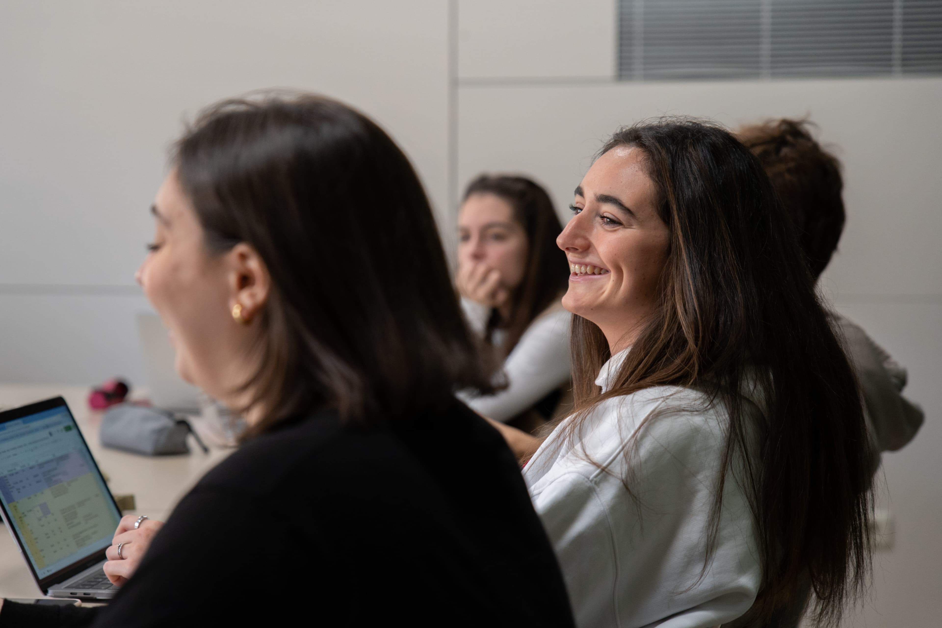 classe amb alumne rient